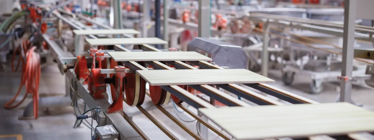 从中国批发瓷砖和地板 - 您的终极指南 1 Factory direct sourcing from China to save 30%-50% on building materials and furniture.